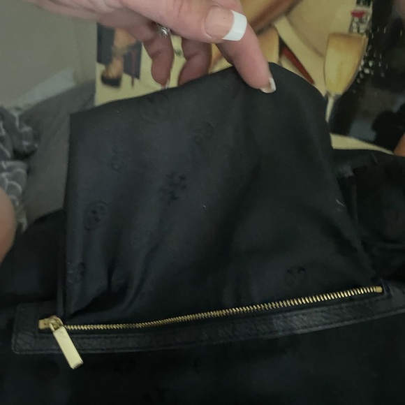 Beautiful Tory Burch 3 piece combo 🔥🖤🖤👜🩴🛍️ - Picture 11 of 14